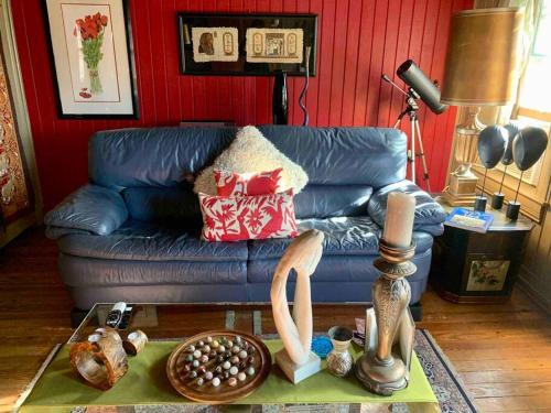 York Apartment | Home with Art & Beauty-1 minute to York Hospital